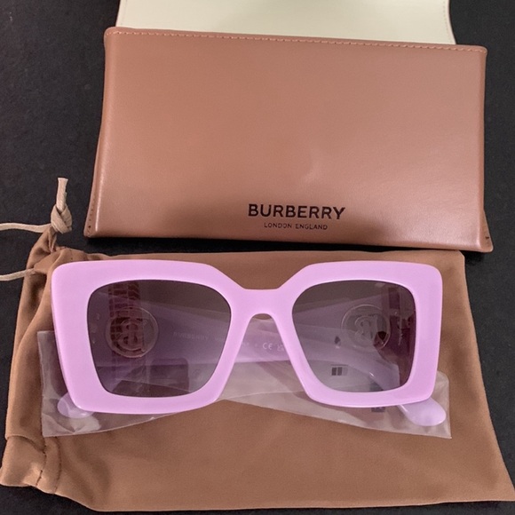 NIB Burberry Daisy Women’s Sunglasses - Picture 5 of 5